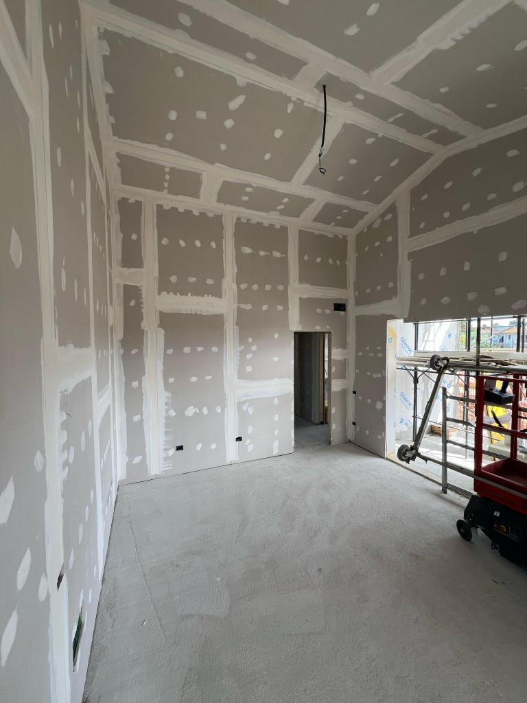 Stanza interna con pareti in cartongesso stuccate e pronte per la finitura
