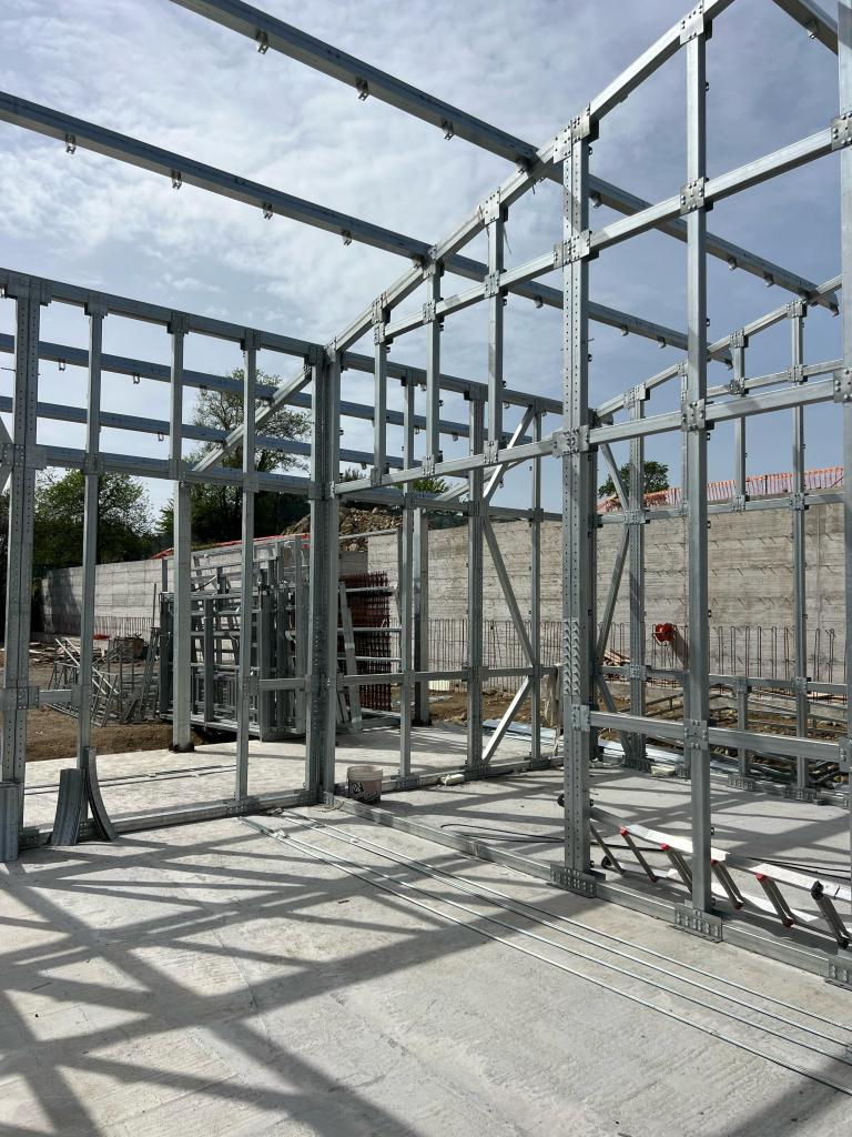 Struttura metallica in fase di costruzione su base in cemento