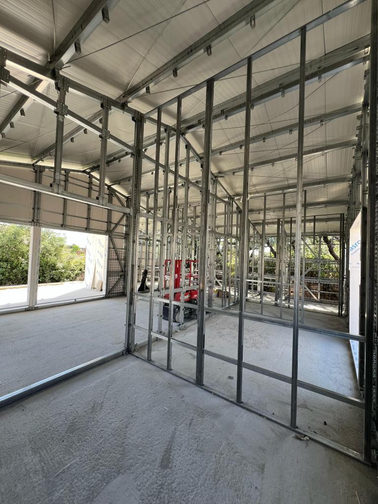 Interno di edificio in costruzione con pareti divisorie in acciaio