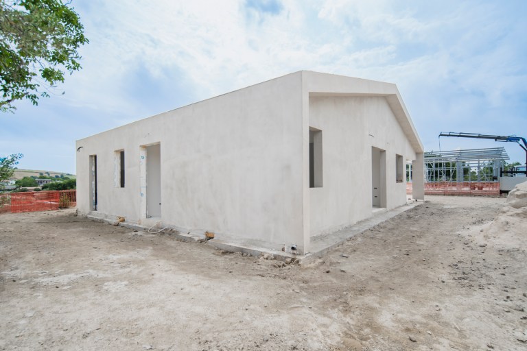 Angolo posteriore di una casa con struttura in acciaio intonacata