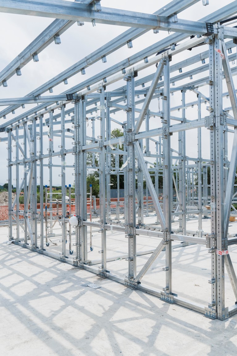 Telaio in acciaio zincato per edificio in fase iniziale di costruzione
